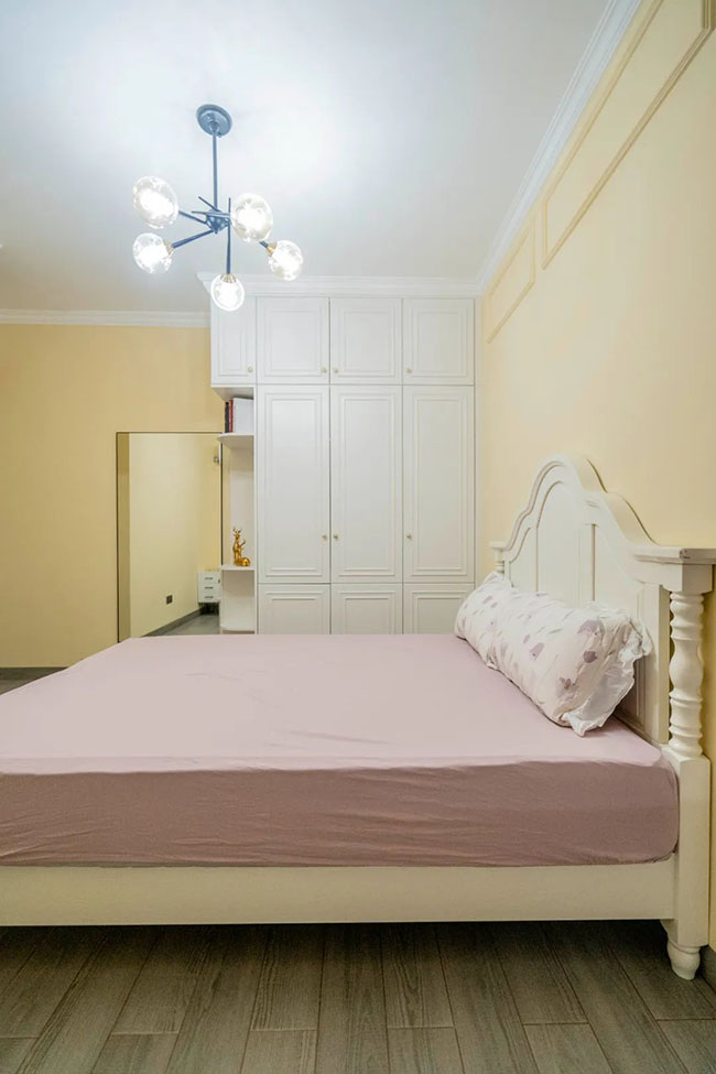 120㎡現(xiàn)代三居，飄窗與收納柜結(jié)合，打造實(shí)用起居臥室